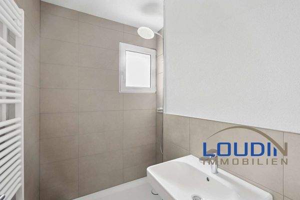 Tageslichtbadezimmer mit Dusche