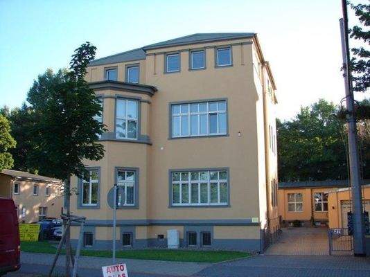 Geschäftshausanlage mit Einfahrt