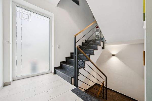 Lichtdurchflutetes Treppenhaus