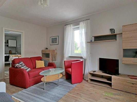 Sofa und TV im Wohnzimmer