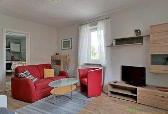 Sofa und TV im Wohnzimmer