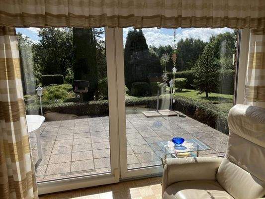 Wohnzimmer mit Zugang zum Wintergarten und zur Terrasse