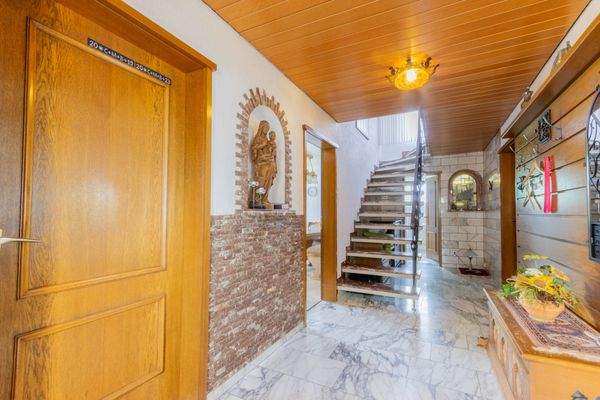 Flur/Treppenhaus mit Marmor-Treppe