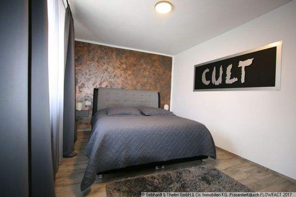 Schlafzimmer mit begehbarem Kleiderschrank