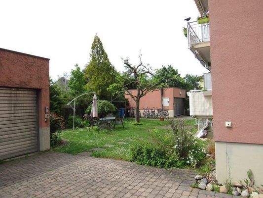 Kleine Gartenanlage die von der Gemeinschaft genut