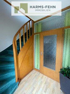 Windfang mit Treppenaufgang zur OG-Wohnung