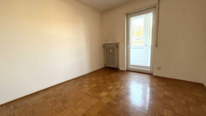 Kinderzimmer mit Zugang Balkon