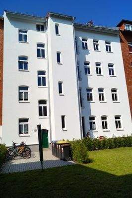 hofseitige Fassade mit Gemeinschaftsgarten