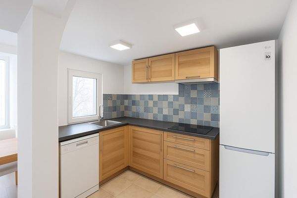 Voll ausgestattete Küche mit moderner Fliesenrückwand