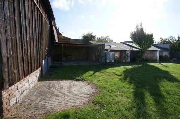 Carport und Nebengelasse