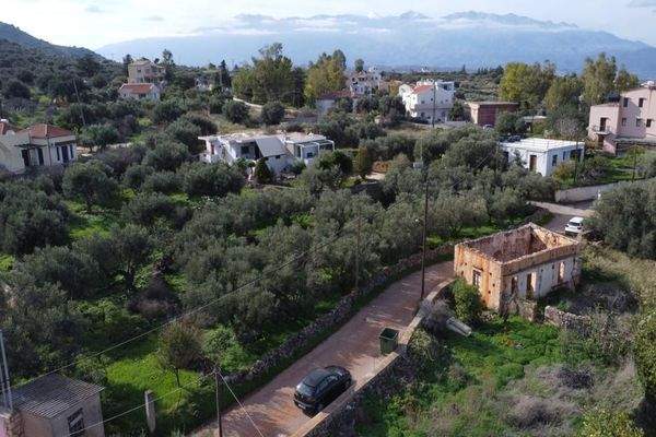 Kreta, Kokkino Chorio: Eckgrundstück in der Nähe des Dorfes und der Einkaufsmöglichkeiten zu verkaufen