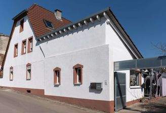 Frontansicht mit Hofeinfahrt