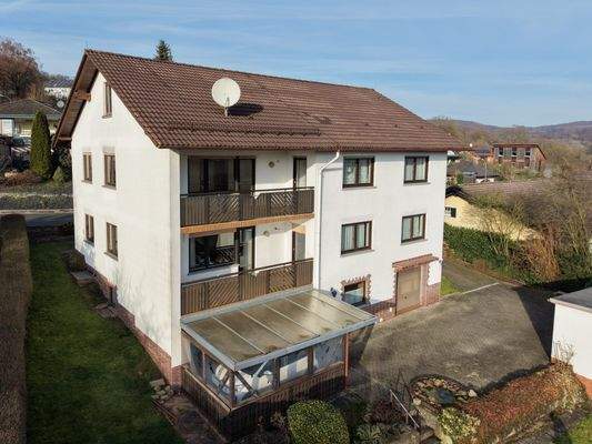 Rückansicht mit Carport