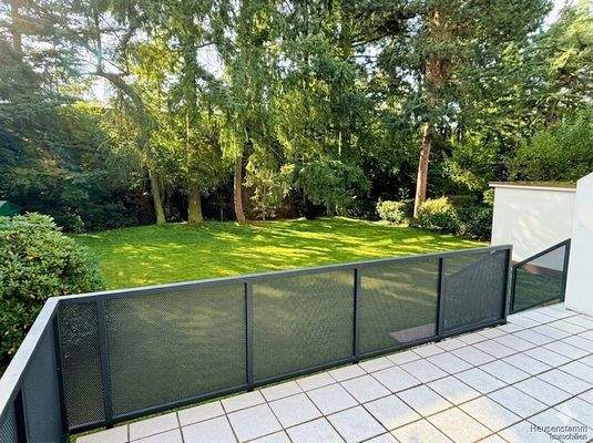 Blick zum Garten - KI visualisiert - Wohnung links