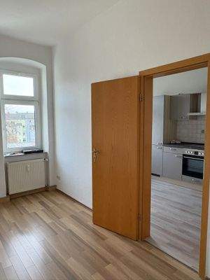 Wohnzimmer mit Blick in die Küche