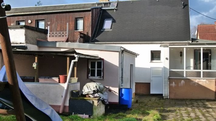Wohnhausrückansicht mit Nebengebäude
