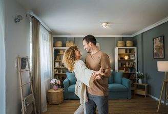 Junges_Paar-Wohnzimmer-Eigenheim