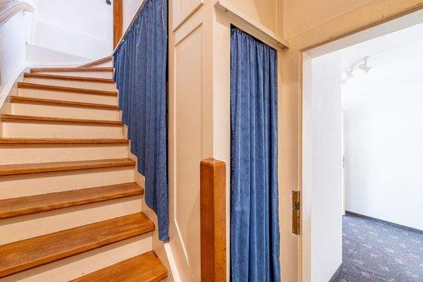 Zusätzliche Gewerbefläche: Treppe zum 2. Obergeschoss