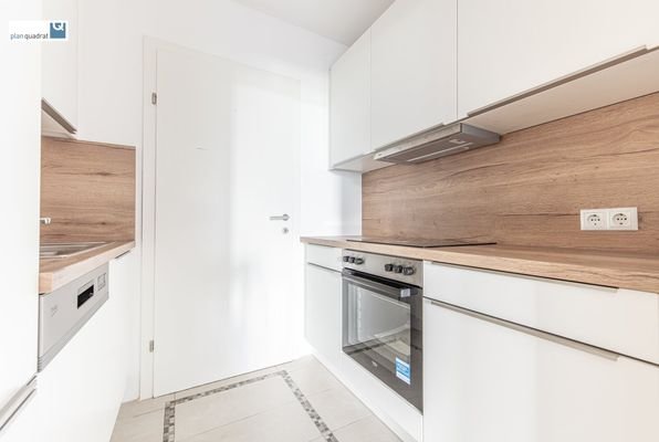 Küche (ca. 4,30 qm) mit fabrikneuer Ausstattung