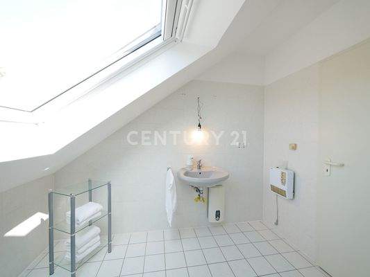 Tageslichtduschbad im Dachgeschoss