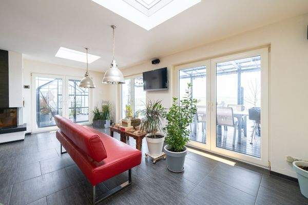 Essbereich mit großen Fensterfronten und Oberlichtern