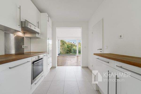 Küche mit Einbauküche