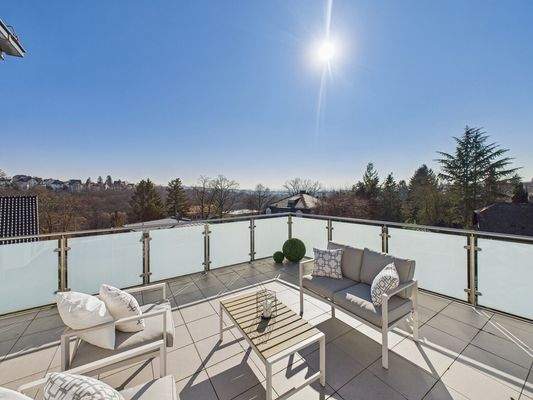 großzügige Sonnenterrasse