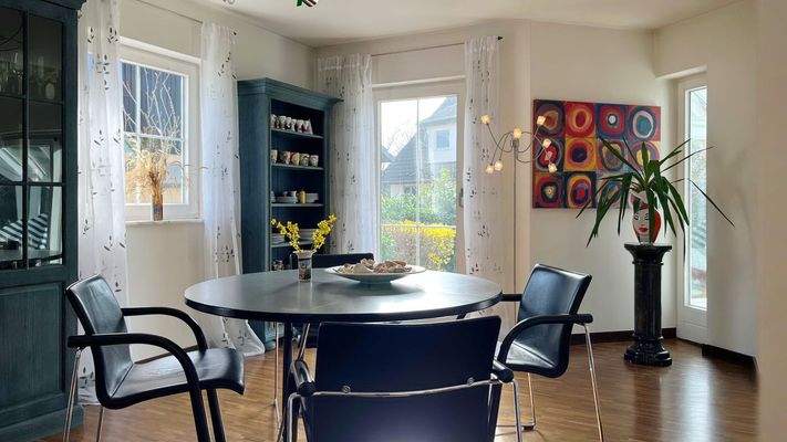 Großzügige Fensterfronten und ein direkter Blick ins Grüne