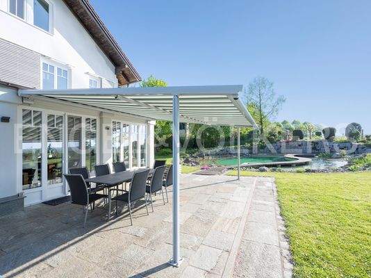 Terrasse mit Blick auf Schwimmteich