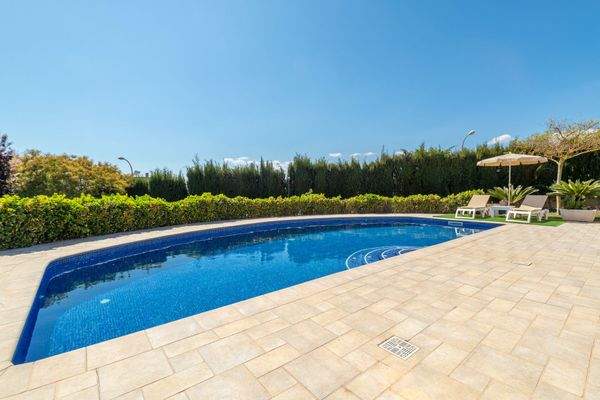 Sonniger Poolbereich