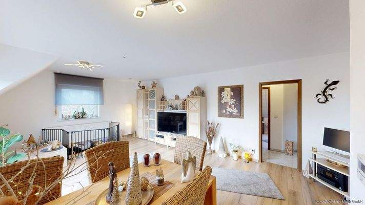 Helles Wohnzimmer mit Blick in den Flur und Zugang zum Bad