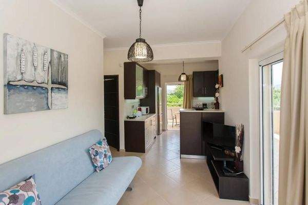 Kreta, Episkopi: Haus mit 2 Wohnungen, Bio-Obstplantage und Bergblick zu verkaufen