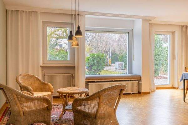 Familienidyll in Bogenhausen: Doppelhaushälfte mit sonnigem Westgarten & Grünblick