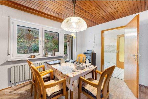 Esszimmer mit Zugang zur Ku...