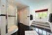 Hauptbadezimmer mit Whirlpool-Wanne
