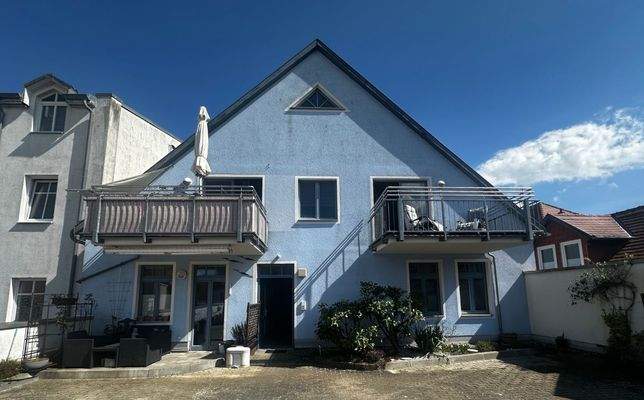 Hausansicht mit Balkon 