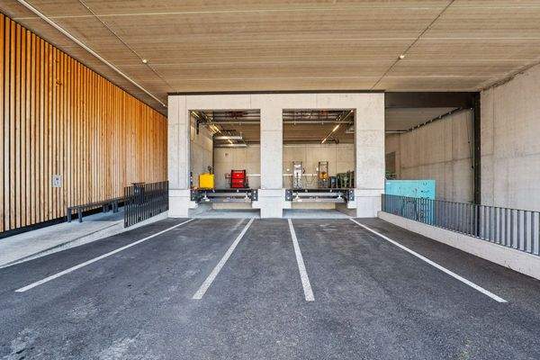 überdachter Ladebereich