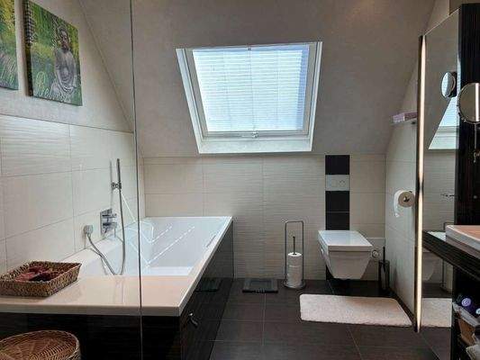 Bad mit Wanne und Dusche