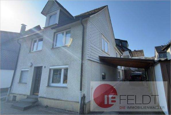 Seitenansicht auf das Haus und Stellplatz