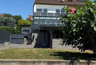 Gartenansicht mit Garten und Carport