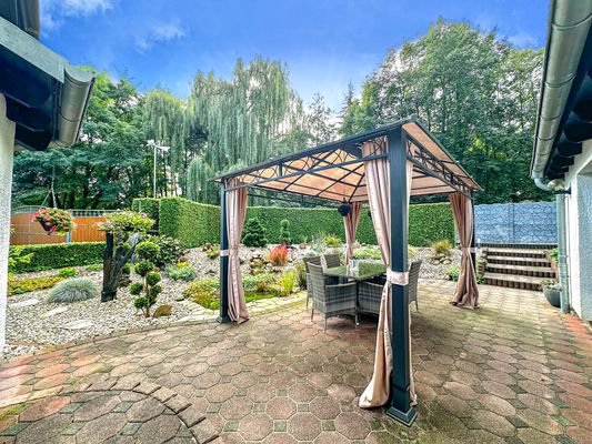 Geräumige Terrasse mit Blick in den Garten