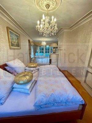 Zimmer mit Ofen und Terrasse