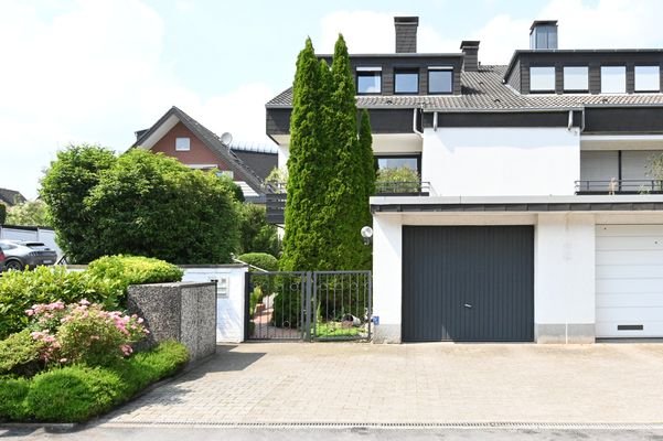 Straßenansicht / Garage