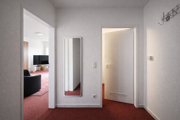 Der Flur bietet noch einen kleinen Abstellraum an