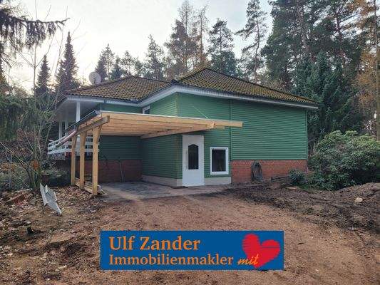 Holzhaus mit neuem Carport