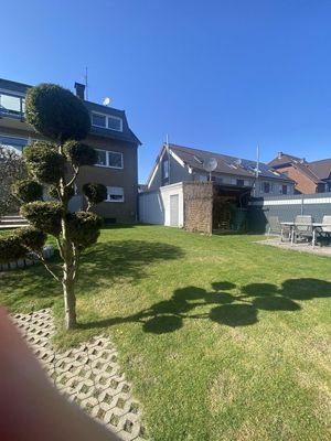 Garten mit Blick auf Garage