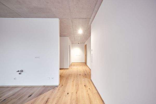 Wohnküche mit Blick zum Flur - HERDERGÄRTEN 1.2.7