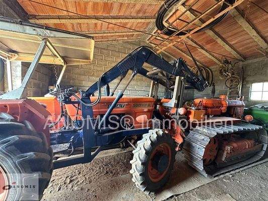 Traktor und Maschinenhalle