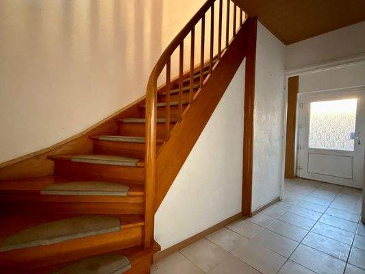 Flur EG und Treppe in das OG.jpg