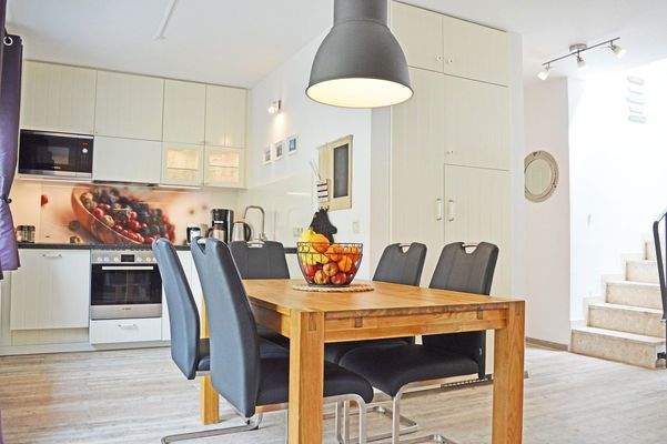 Für 6 Pers. m. Lederstühlen